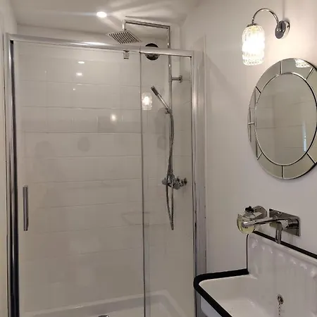 Couette-café Maison Seize 3*